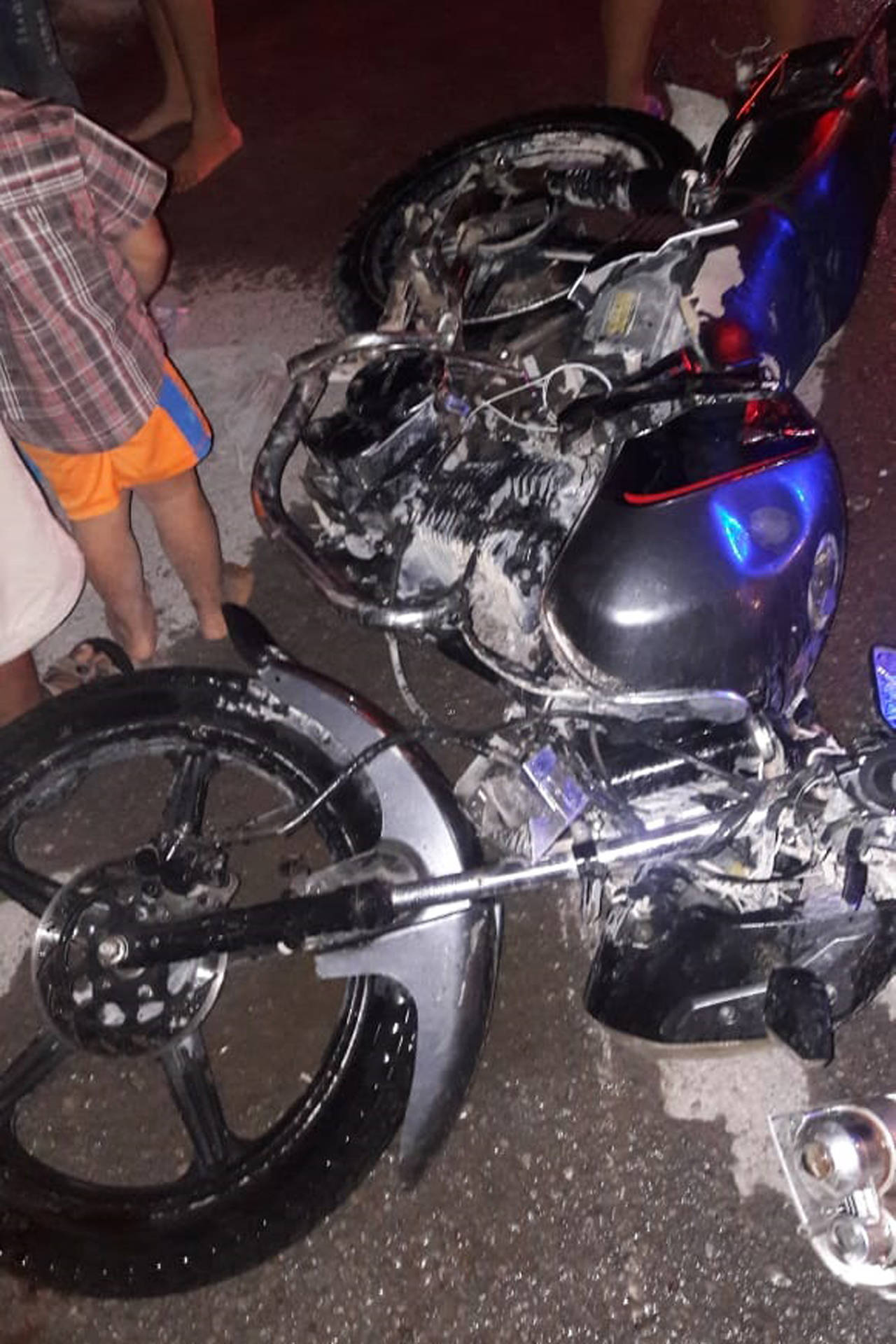 Daños. Totalmente destrozada quedó la motociclista luego del fuerte impacto. (EL SIGLO DE TORREÓN) 
