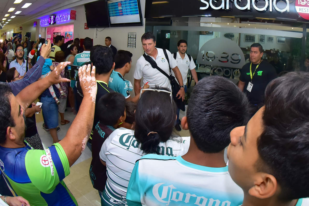 El director técnico de los Guerreros, Robert Dante Siboldi, a su llegada al aeropuerto internacional de Torreón, rodeado de aficionados. (Fotografías de Ernesto Ramírez)
