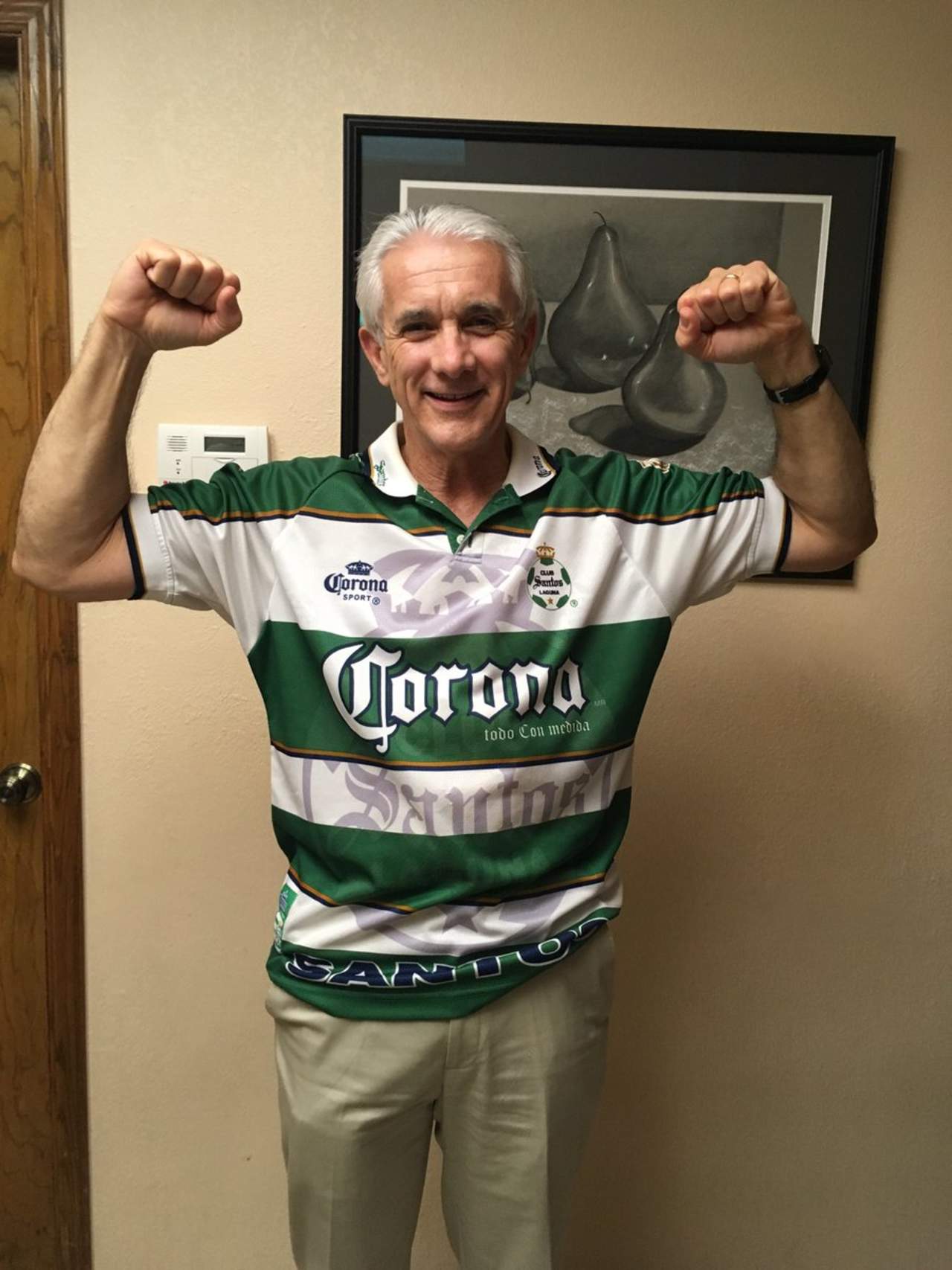 Raúl Allegre, exjugador de la NFL y comentarista deportivo, celebró ayer subiendo una foto con su jersey que le regalaron cuando cumplió 40 años de edad, según aseguró en un tuit. (Especial)