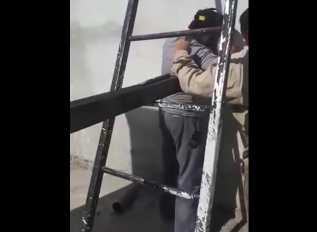 Los albañiles soldaron sin prever primero quitar la escalera, que quedó atrapada. (INTERNET)
