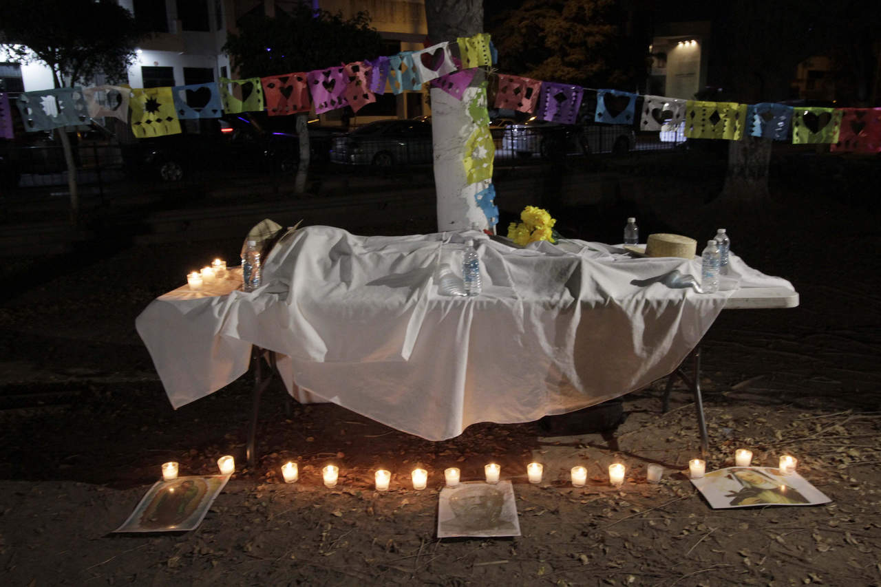 En Sinaloa se simuló el cuerpo del periodista Javier Valdez, asesinado hace un año a tiros. (EFE)