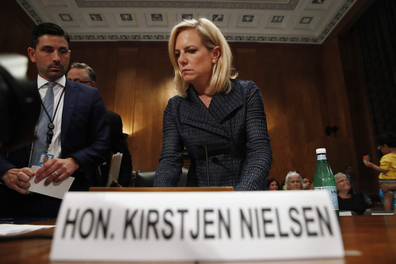 Una consecuencia de esa política es la separación de familias, pero no su propósito, según defendió hoy Nielsen. (AP)