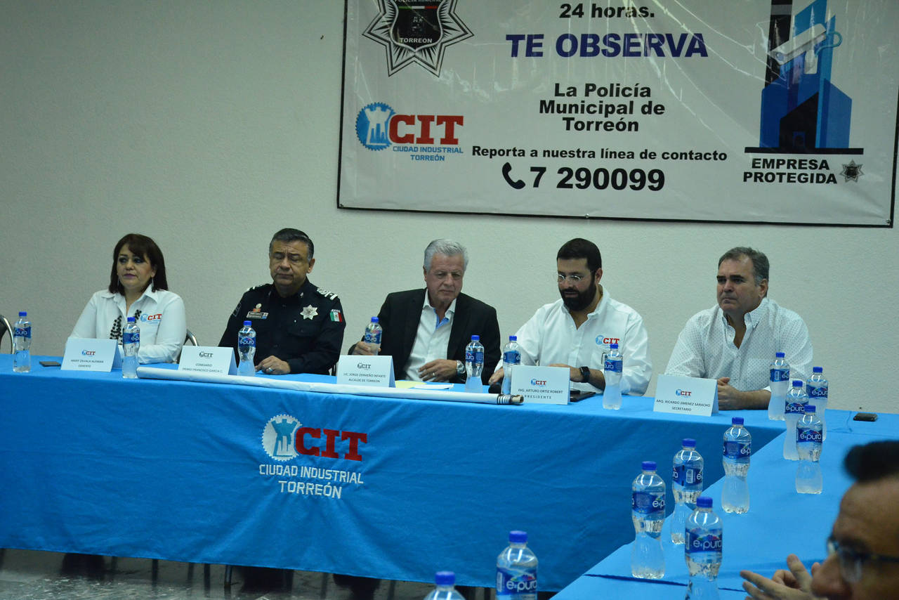 Se integran. Mediante lonas y la integración de  las cámaras de sus  empresas, comerciantes  de la Zona Industrial de Torreón, se unen a la Policía Municipal para inhibir los delitos. (FERNANDO COMPEÁN)