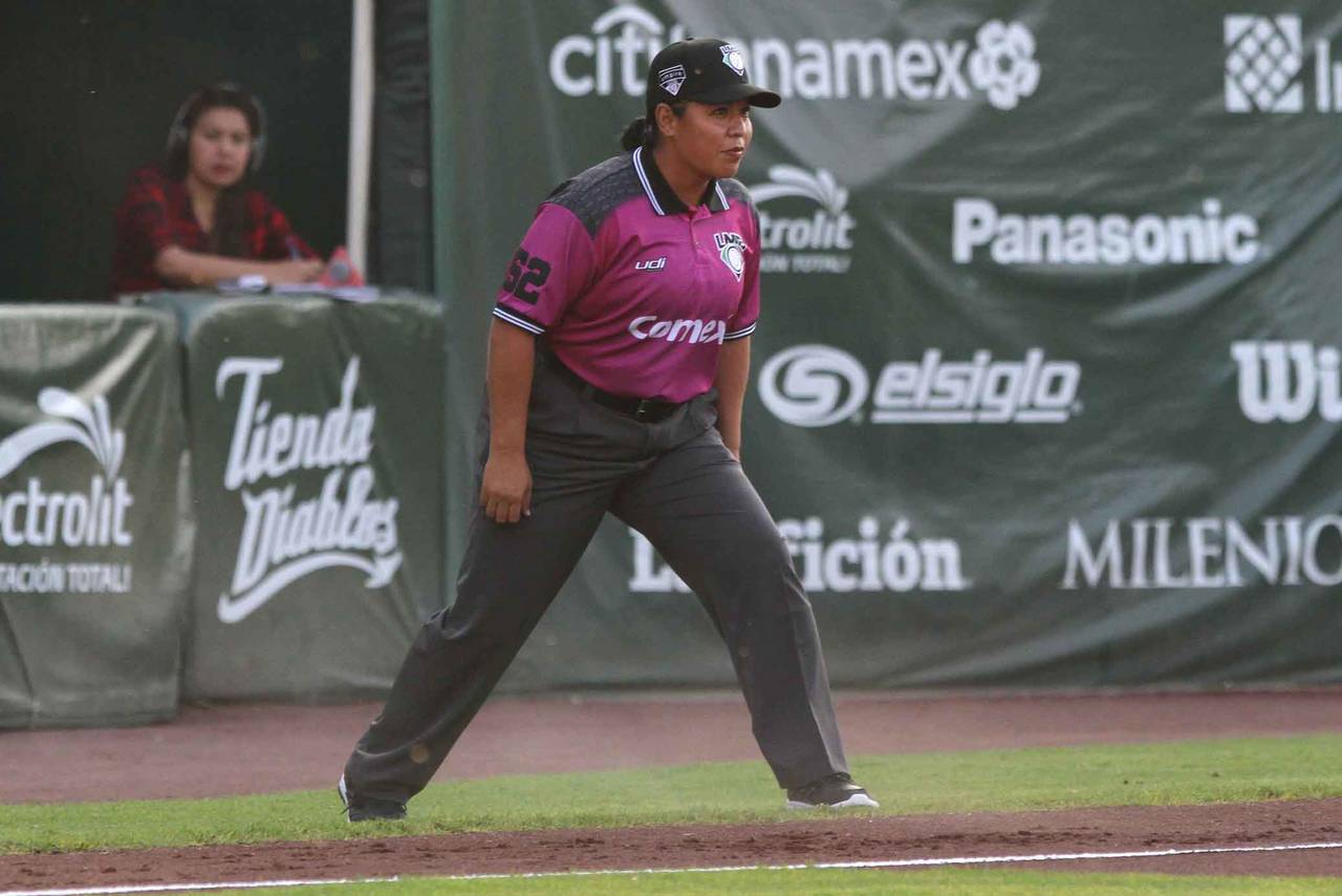 Luz Alicia Gordoa, umpire en la tercera base, debutó ayer. Gordoa marca apretado safe en su debut
