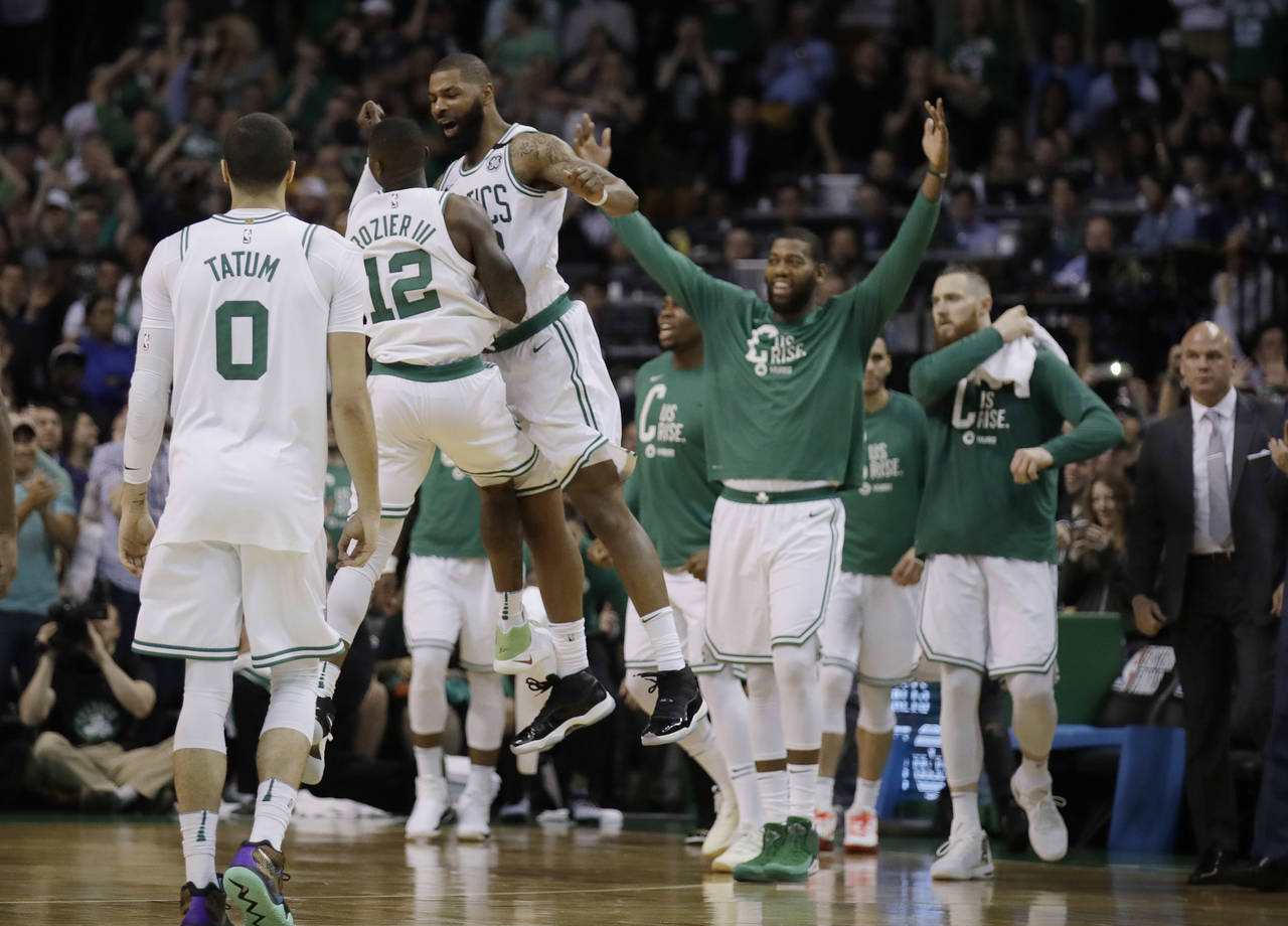 Terry Rozier y Marcus Morris, de Celtics de Boston, saltan para festejar la victoria sobre los Cavaliers de Cleveland en el segundo juego de la final. Celtics le repiten dosis a los Cavaliers