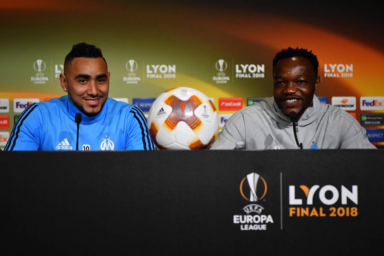 Los jugadores del Olympique Marsella Dimitri Payet (i) y Steve Mandanda durante una rueda de prensa en Lyon. El equipo francés se enfrentará al Atlético de Madrid de España hoy por la final de la Liga Europa de la UEFA. (EFE)