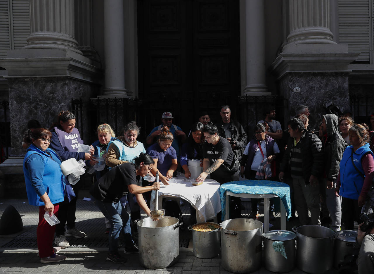 Sin salida. Miembros del colectivo 'Barrios de Pie' realizan una 'Olla Popular' para protestar por el acuerdo con el Fondo Monetario Internacional (FMI) y la situación económica en Argentina. (ARCHIVO)