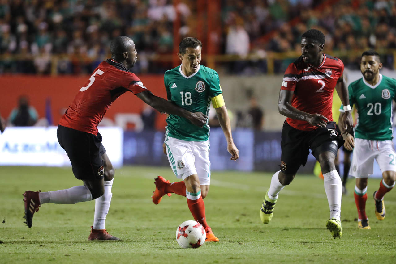 Andrés Guardado durante un partido de la Selección Mexicana ante Trinidad y Tobago por el hexagonal final de la Concacaf. (ARCHIVO)
