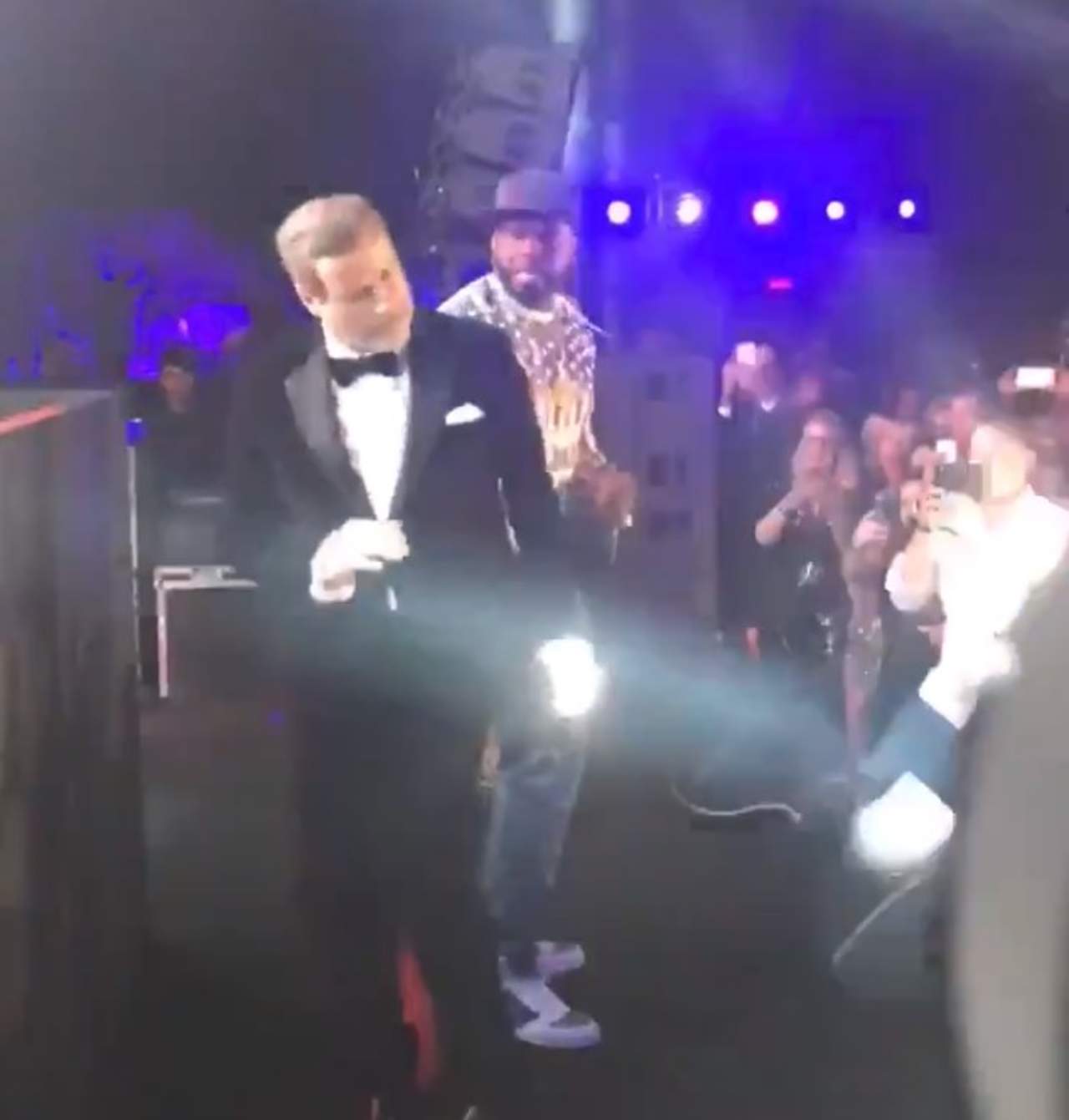 50 Cent, muestra a Travolta bailando, algo muy característico del actor quien a lo largo de su carrera mostró sus dotes de bailarín. (ESPECIAL)