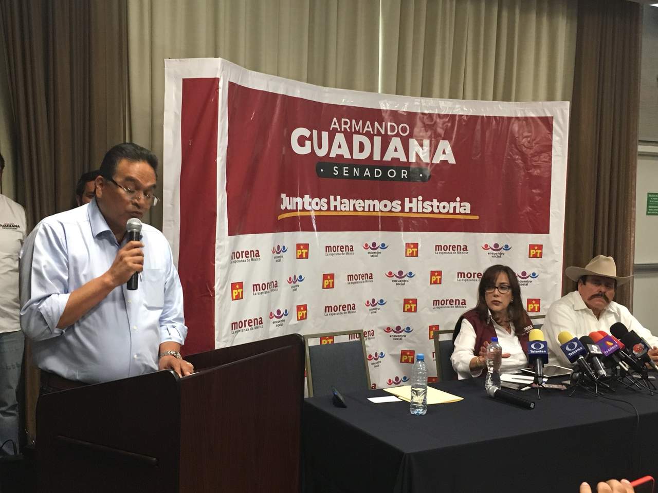 En rueda de prensa realizada en Saltillo, la líder nacional de Morena, Yeidckol Polevnsky, le dio la bienvenida a Guerrero, a quien agradeció se sume al proyecto de nación. (EL SIGLO DE TORREÓN)
