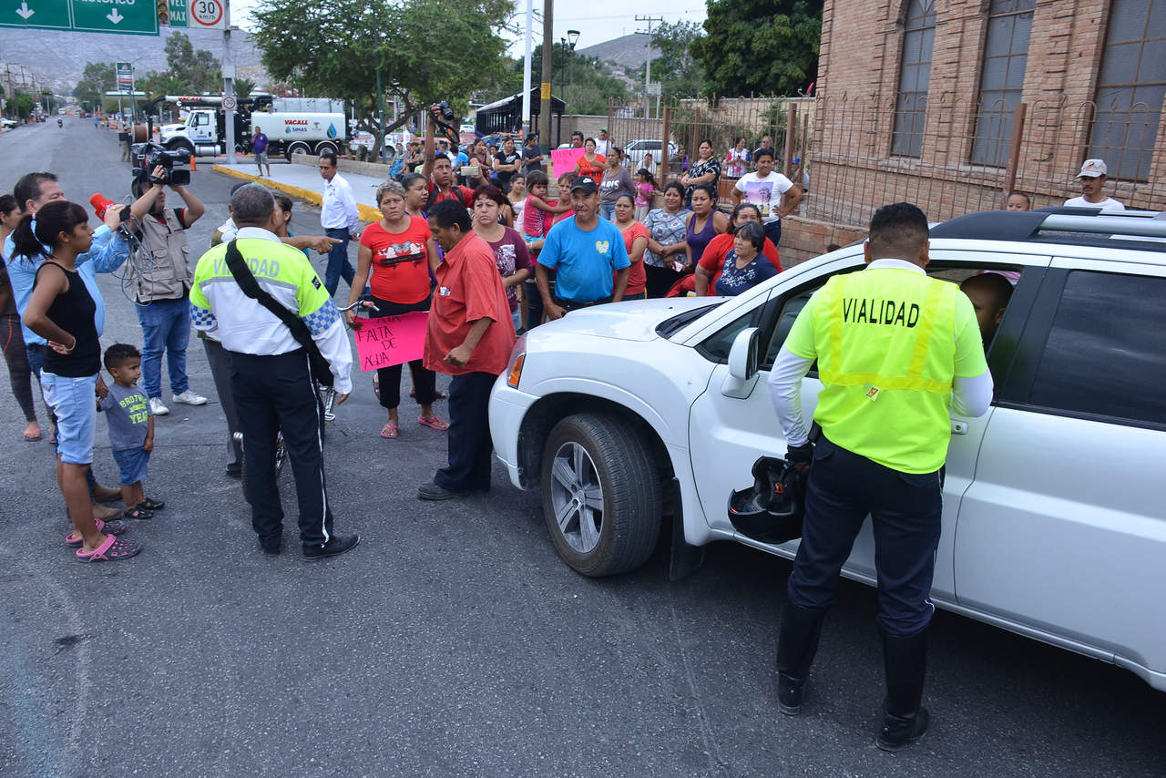 Vecinos bloquean el acceso a Torreón por el Puente Plateado. (FERNANDO COMPEÁN) 


