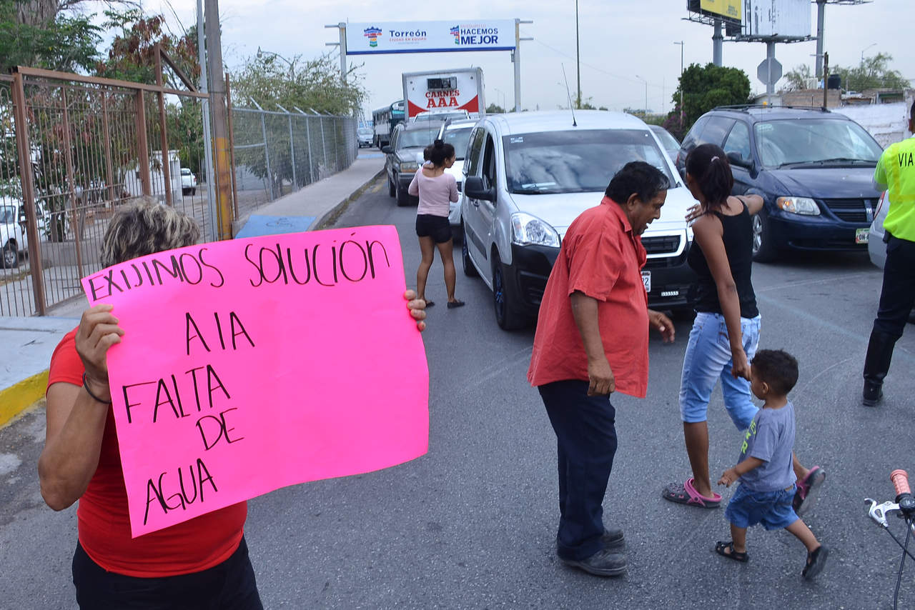 Bloquean acceso a Torreón por falta de agua
