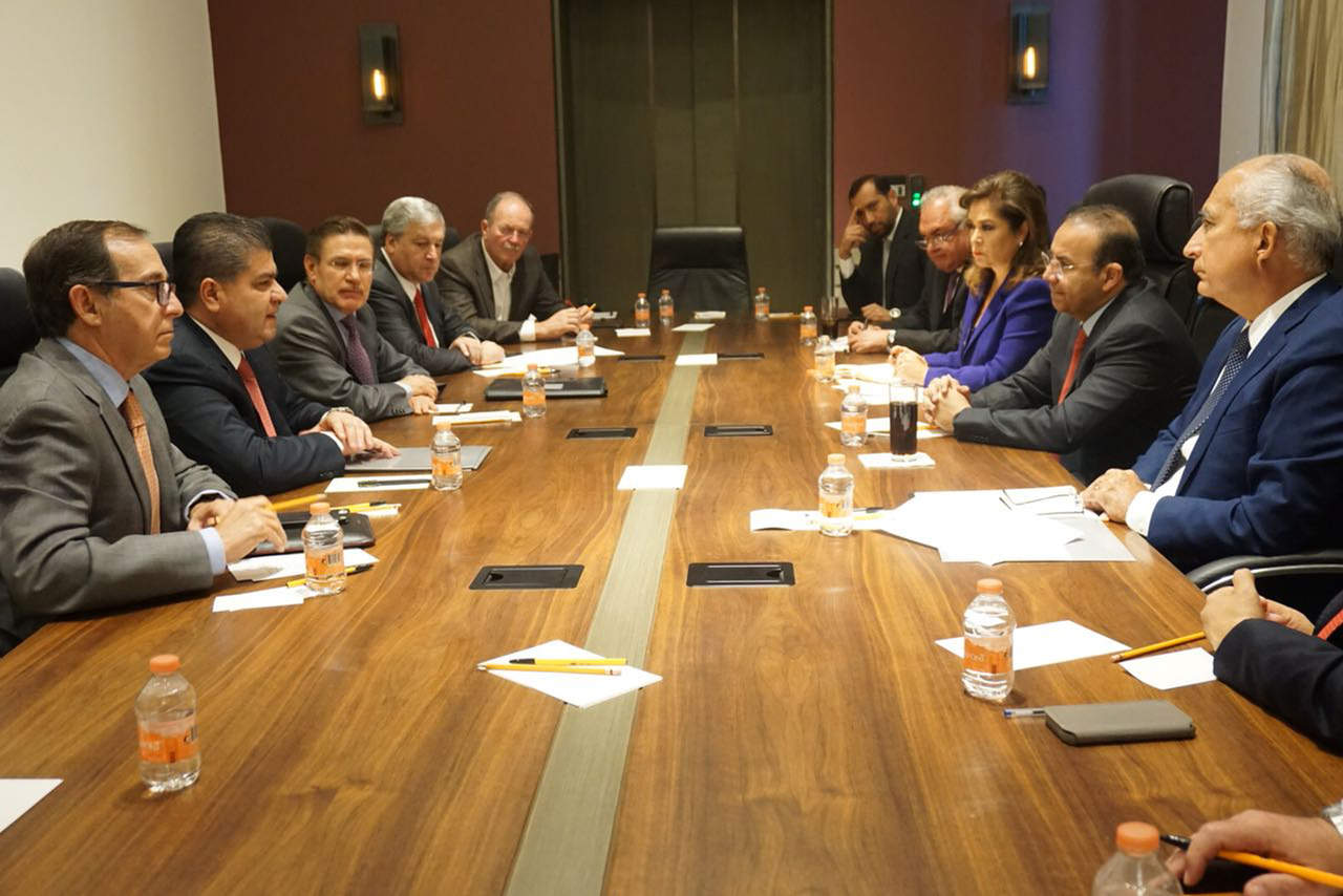 En reunión que tuvieron este miércoles, el secretario de Gobernación fue receptivo a la demanda de los dos gobernadores, quienes estuvieron acompañados por empresarios de La Laguna.  (CORTESÍA)