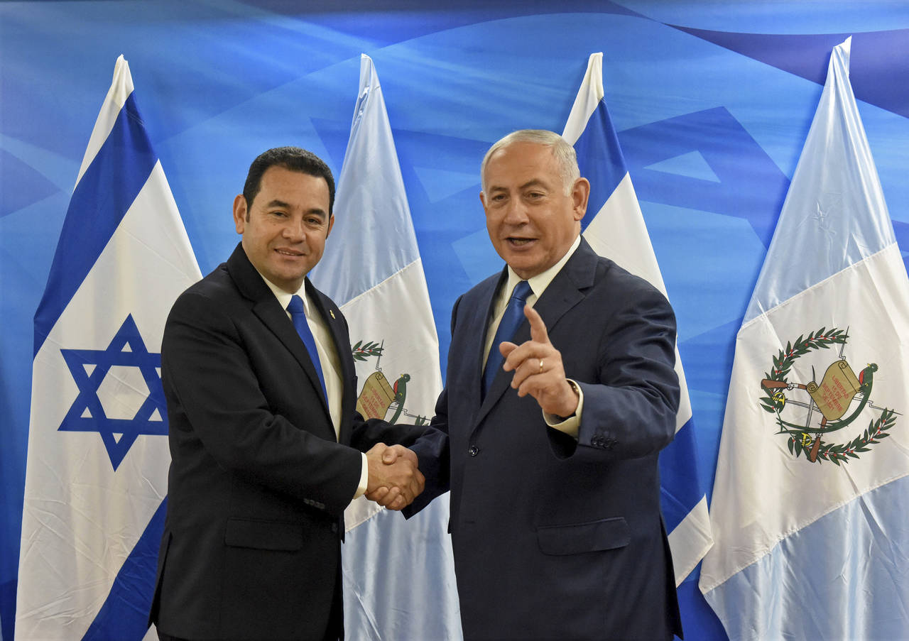 Decisión. Benjamin Netanyahu, quien aparece junto al presidente guatemalteco Jimmy Morales, acusó a Hamás de provocar la reacción de Israel. (AP)