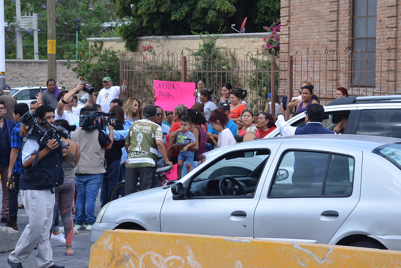 Desesperados. Ciudadanos ayer bloquearon durante dos horas la entrada a Torreón por el Puente Plateado, exigiendo que Simas les de agua. (FERNANDO COMPEÁN)