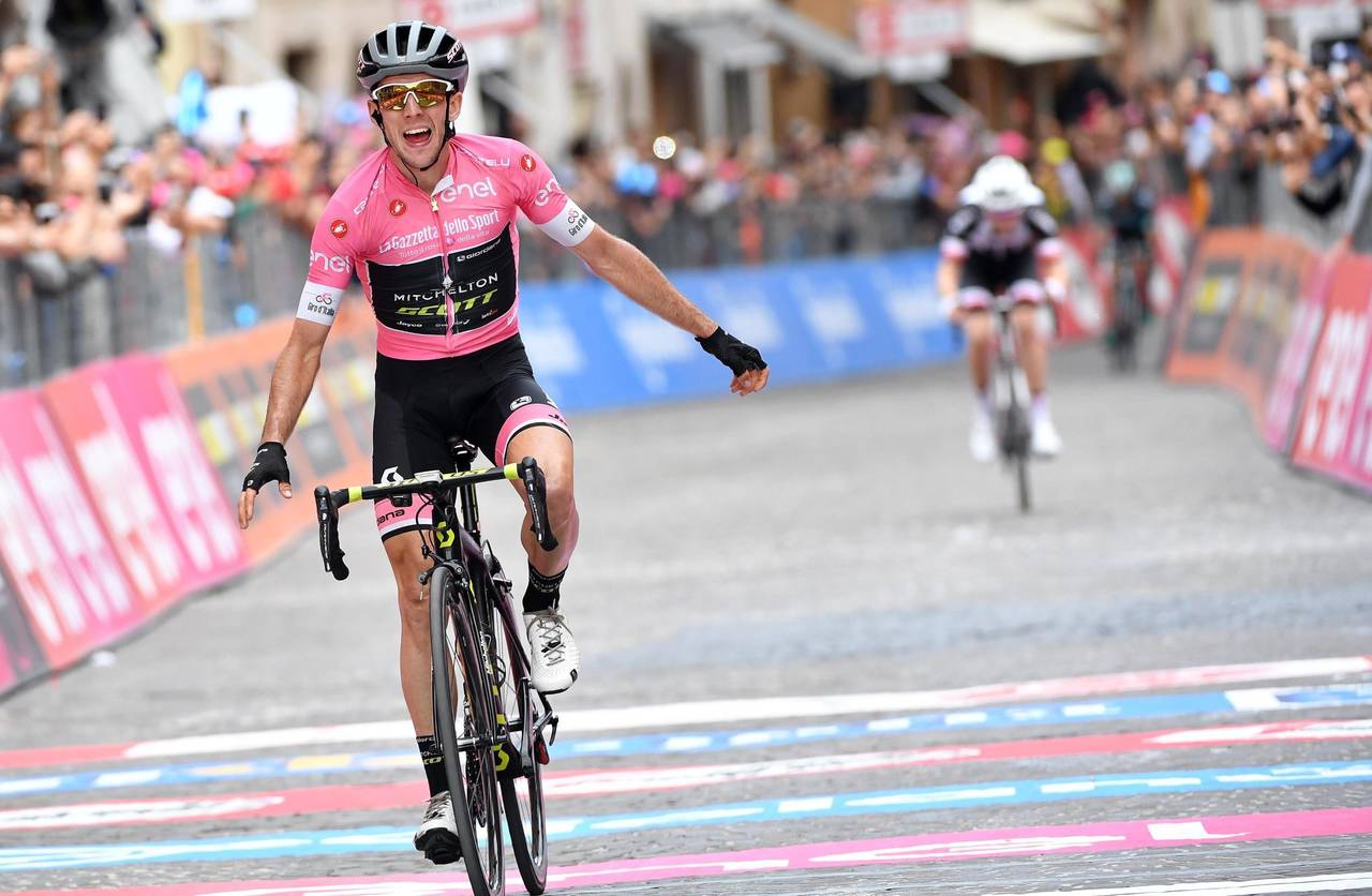 Simon Yates celebra al cruzar la meta en el primer lugar en la etapa 11 del Giro de Italia, donde marcha como líder. Yates gana etapa 11  y aumenta ventaja
