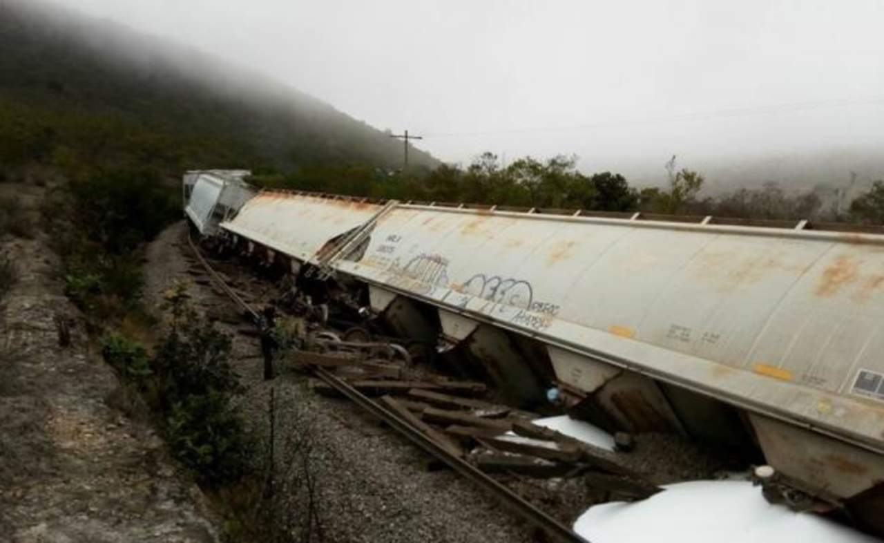 El pasado 8 de mayo, un grupo delincuencial descarriló en la misma zona montañosa central del estado un tren para hurtar la mercancía que transportaba. (TWITTER)