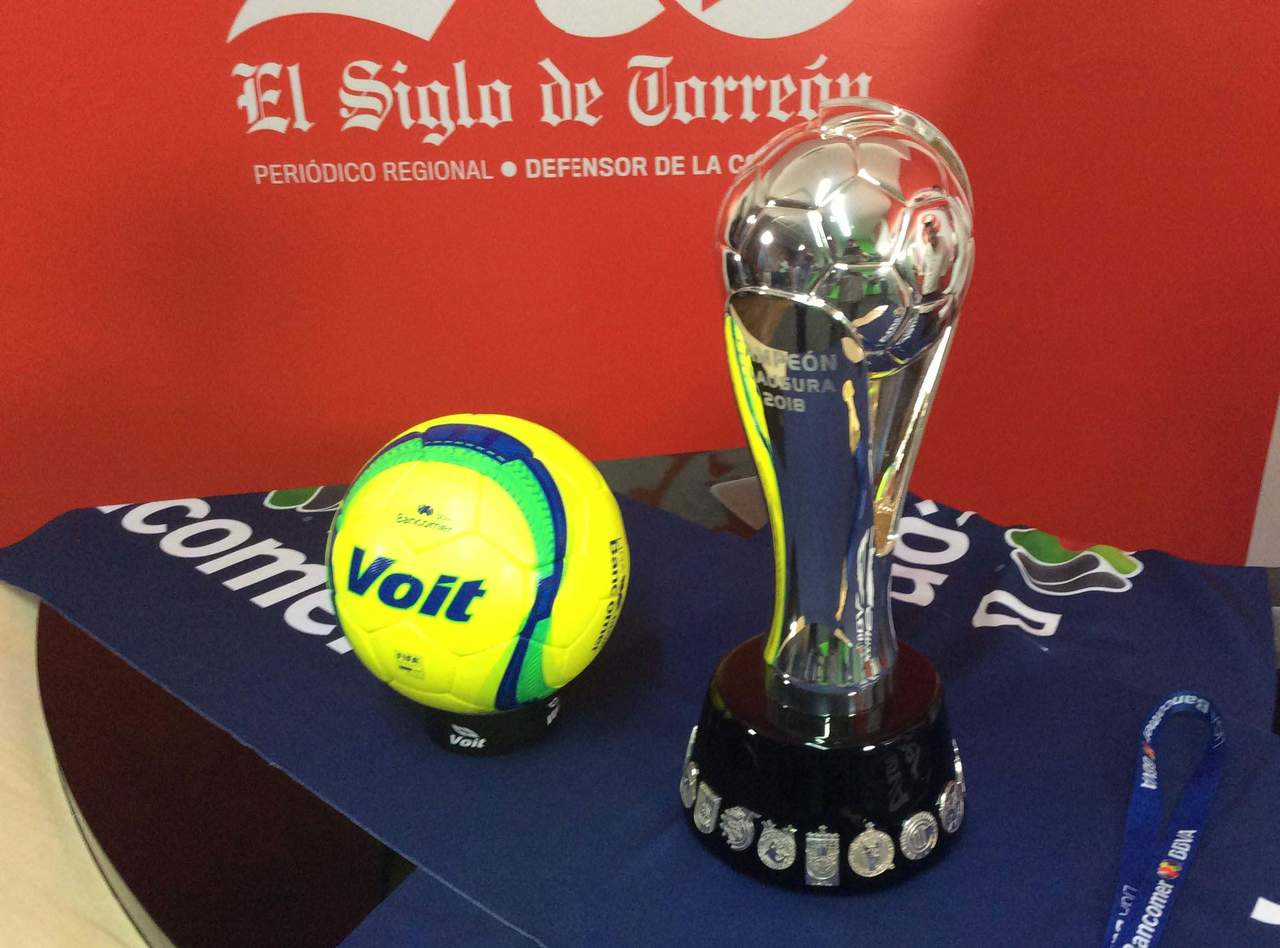Esta mañana estuvo de visita el trofeo de campeón de la Liga MX en las instalaciones de El Siglo de Torreón y Siglo TV. (EL SIGLO DE TORREÓN)