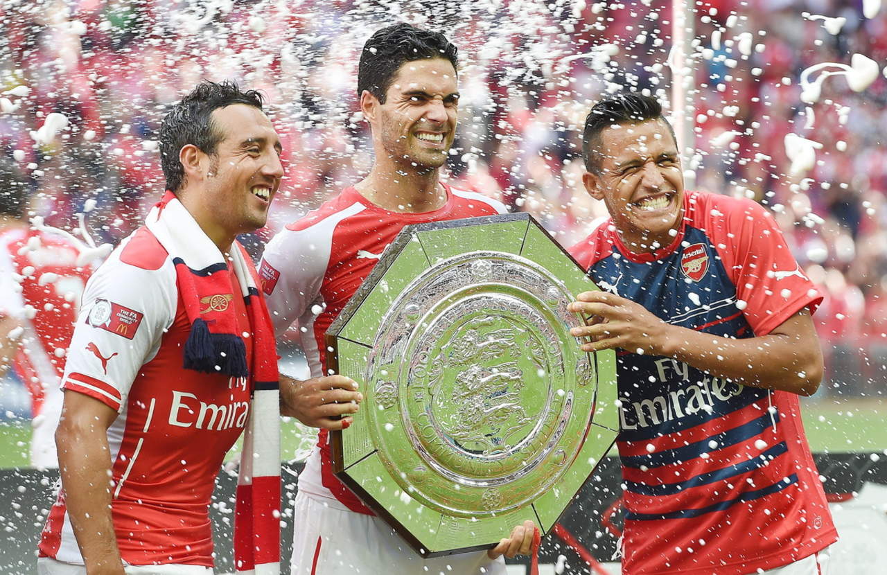 Mikel Arteta (c), cerró su carrera en el Arsenal con el título del Community Shield. (ARCHIVO)