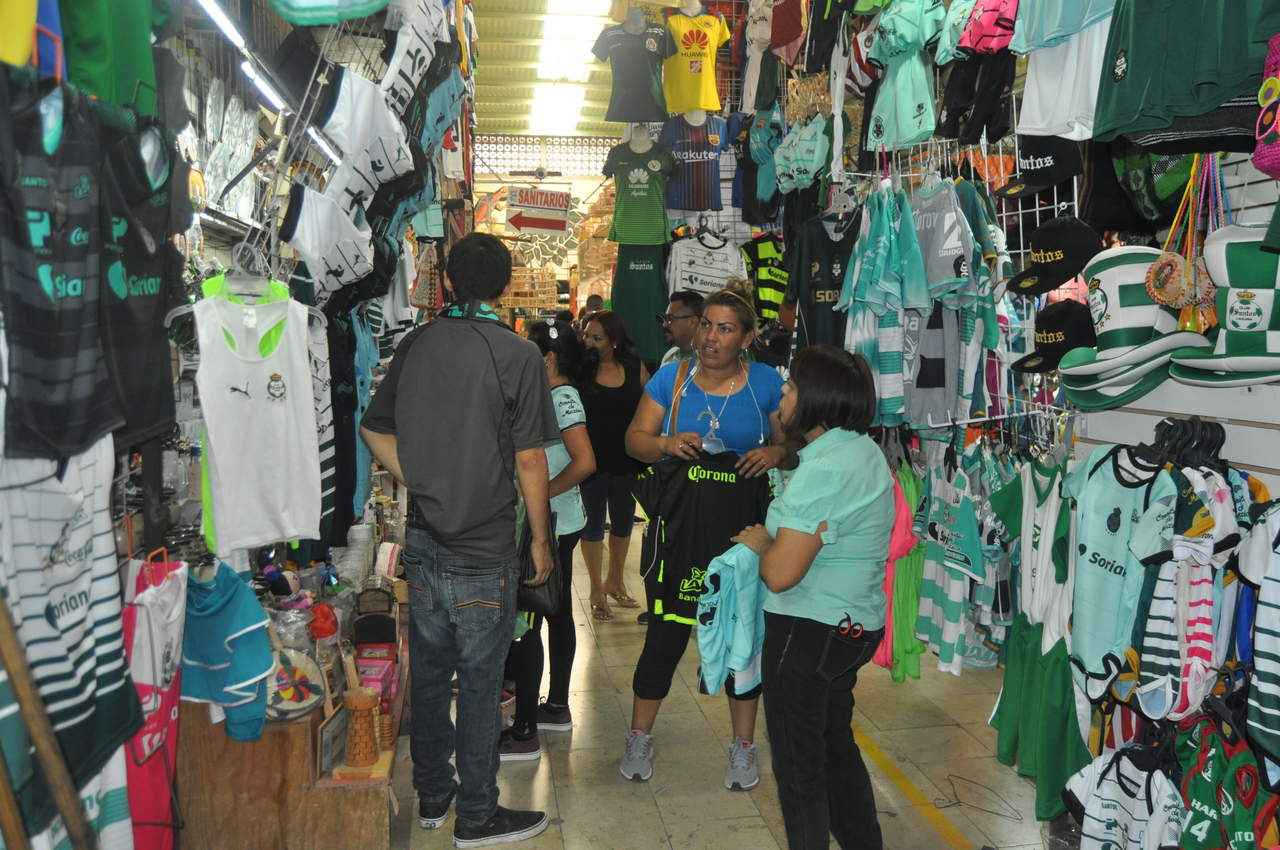 En los pasillos del Mercado Juárez de Torreón, se vive la efervescencia, por lo que las ventas de artículos relacionados con el equipo. (GUADALUPE MIRANDA)