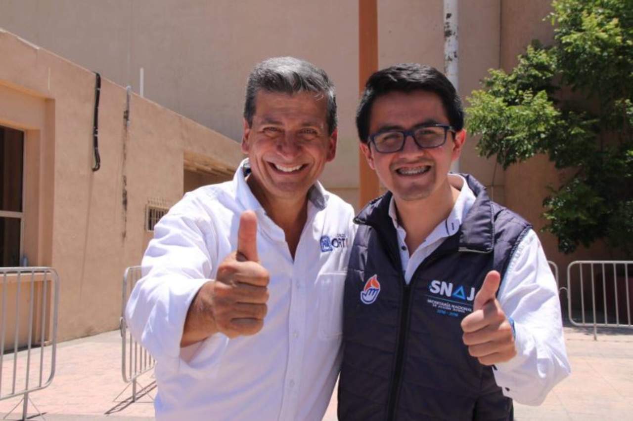 El candidato panista a la alcaldía de Saltillo (izq), Carlos Orta, solicitó al Instituto Electoral de Coahuila que organice un debate entre los cinco aspirantes a la Presidencia Municipal. (TWITTER)