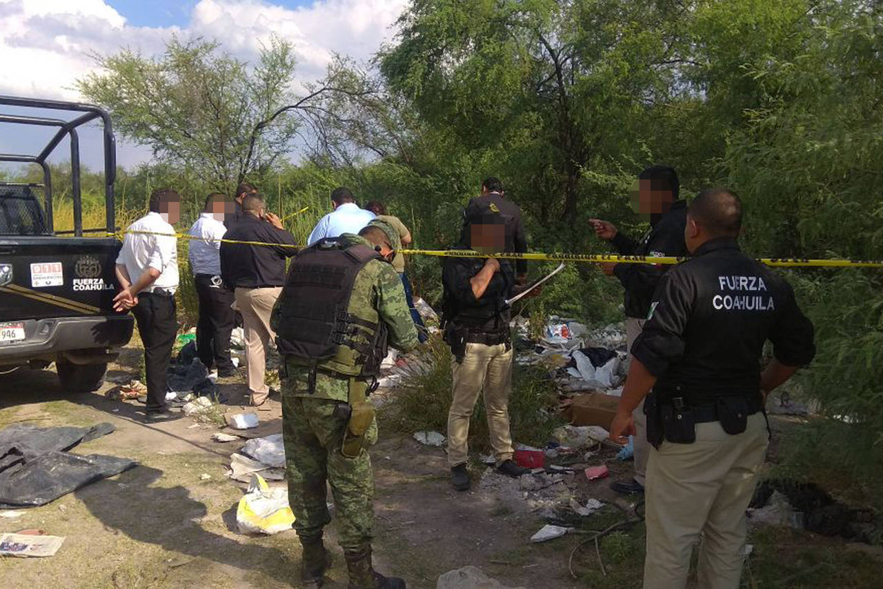 Seguimiento. Agentes localizaron el cadáver a unos 100 metros de la carretera debajo de unos mezquites donde hay un basurero. (EL SIGLO DE TORREÓN)