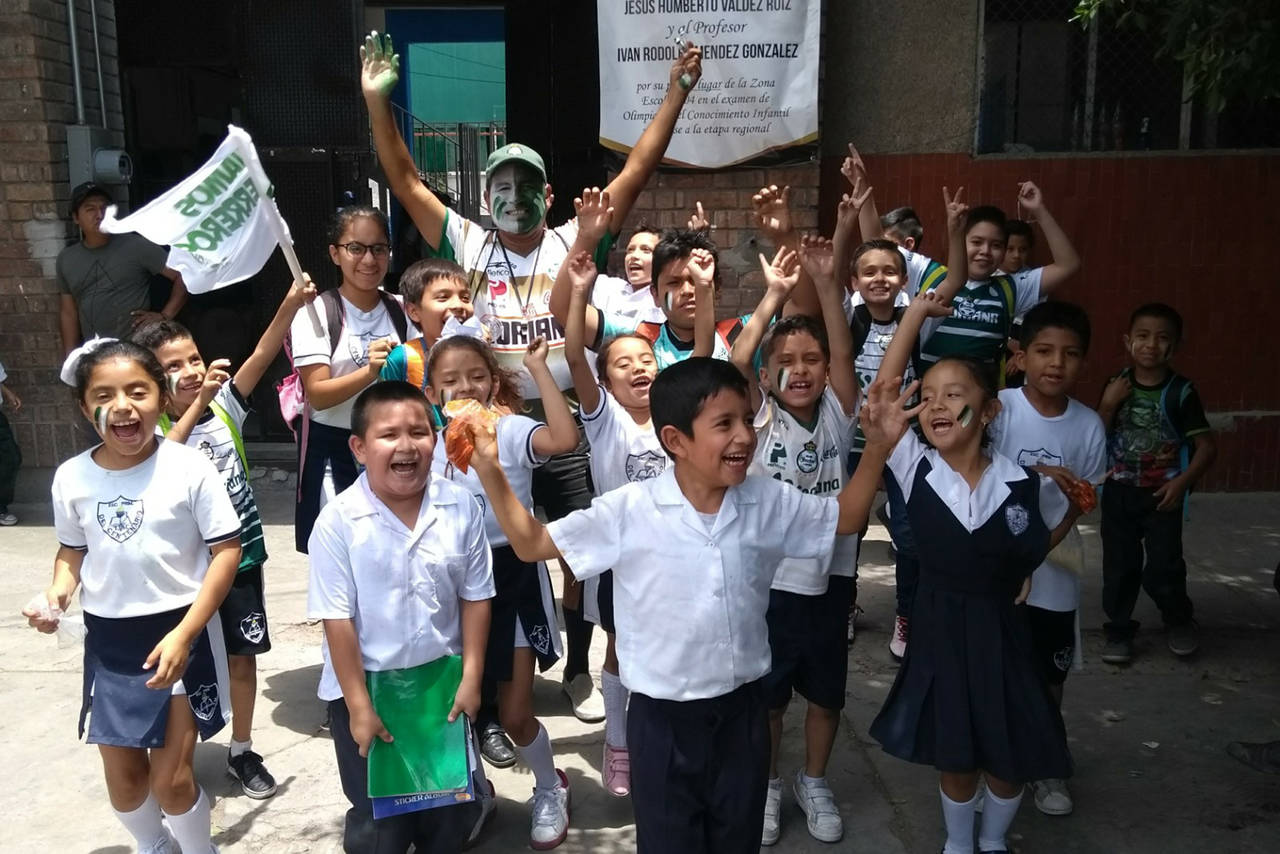 Fiesta. Alumnos de la escuela Centenario acudieron a clases con playeras y banderas del Santos Laguna. Organizaron porras para el equipo local. (ANGÉLICA SANDOVAL)