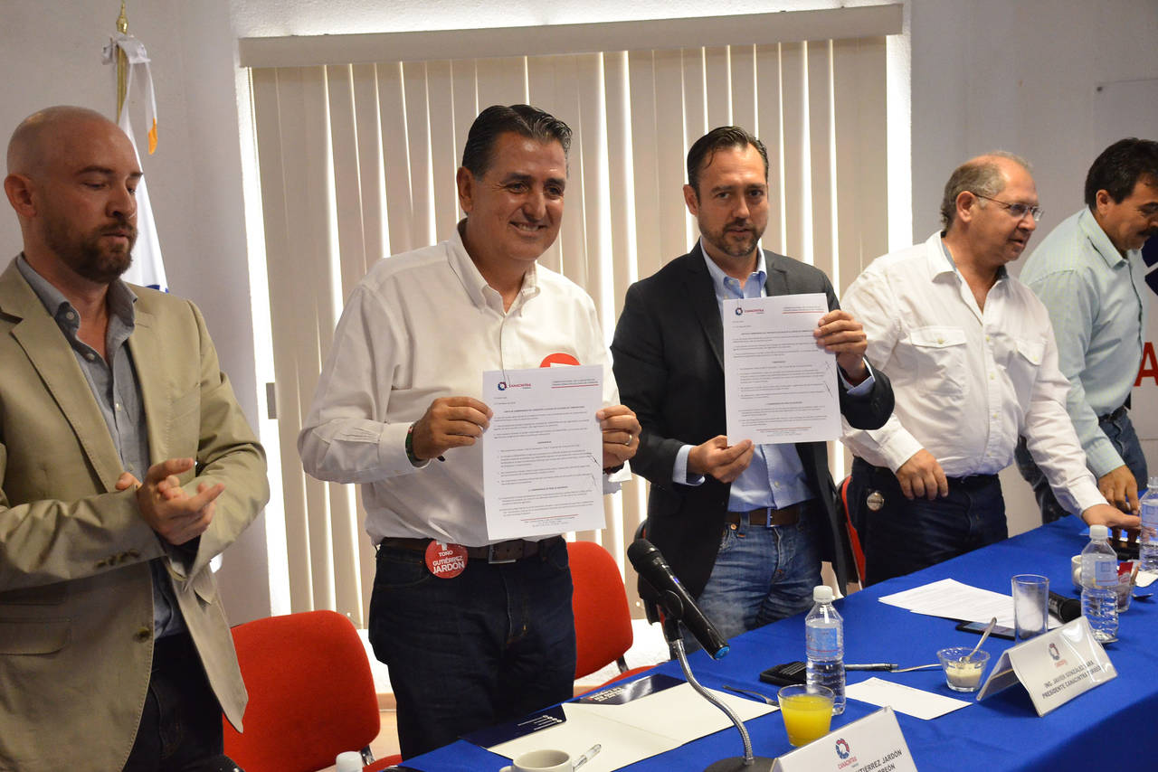 Acuerdos. El candidato a la alcaldía de Torreón firmó acuerdos de vinculación permanente con el sector industrial. (FERNANDO COMPEÁN)