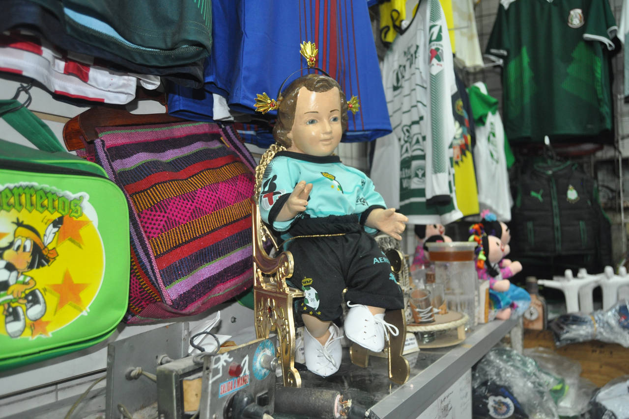 Santosmanía. La imagen del niño Jesús se vistió con el uniforme del Santos en el mercado Juárez. (GUADALUPE MIRANDA)