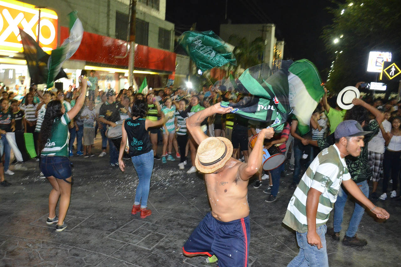 Gran algarabía se vivió tras el partido de ida en Torreón, aunque la euforia trajo desmanes. (EL SIGLO DE TORREÓN)