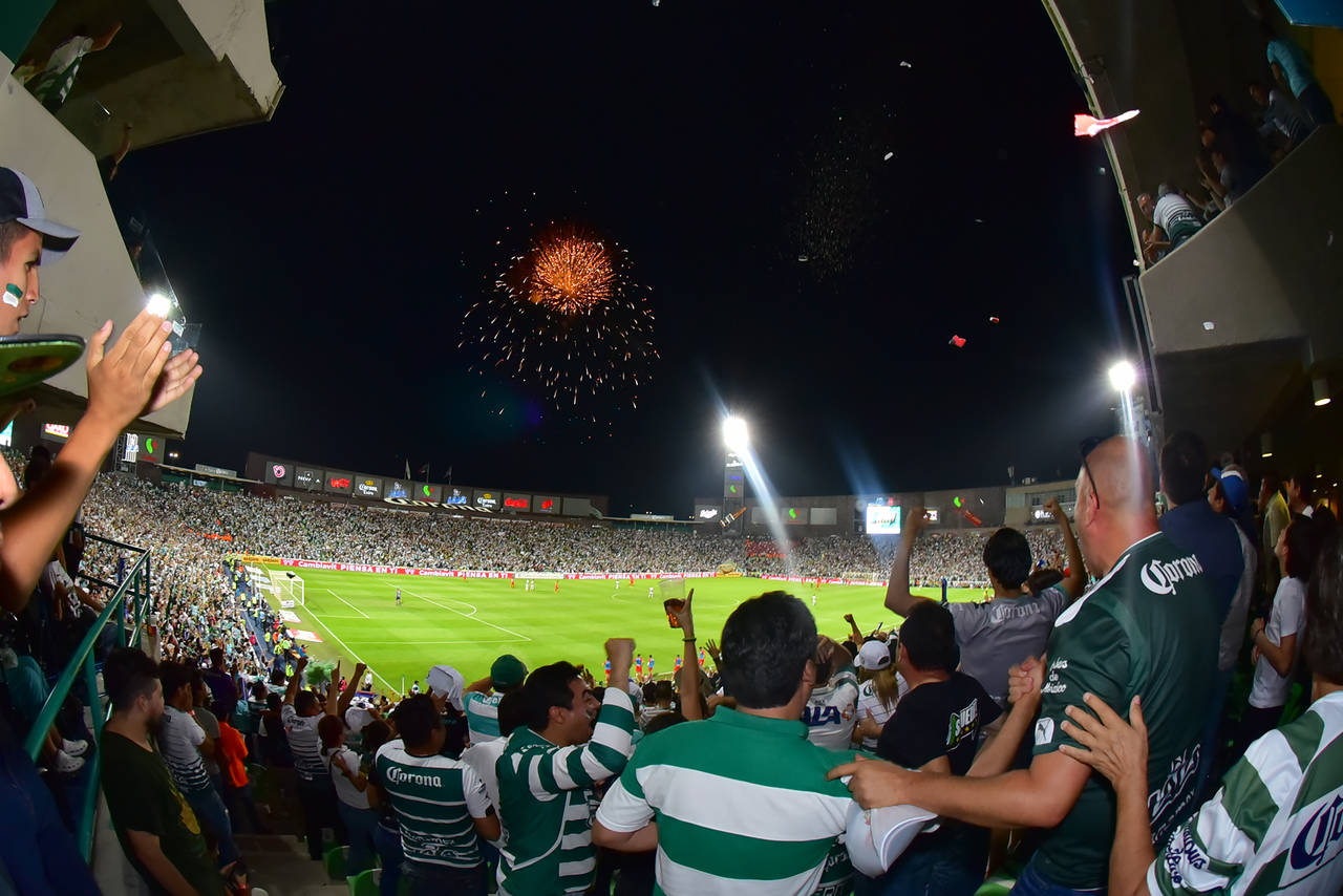 Dos goles celebraron los asistentes ayer el estadio Corona, en el Territorio Santos Modelo. (Ernesto Ramírez)