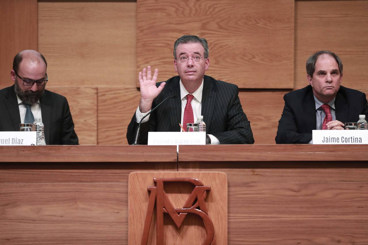 DOF. Alejandro Díaz de León, gobernador del Banxico oficializó las nuevas disposiciones. (EFE)