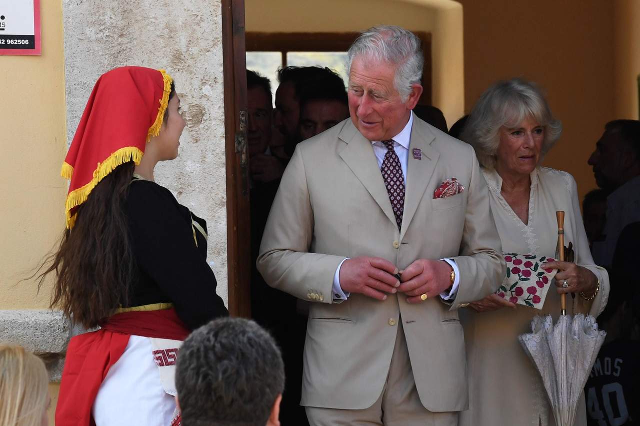 El príncipe Carlos, de 69 años de edad y padre del príncipe Enrique, estará a cargo de este tradicional papel en ceremonias religiosas. (ARCHIVO)