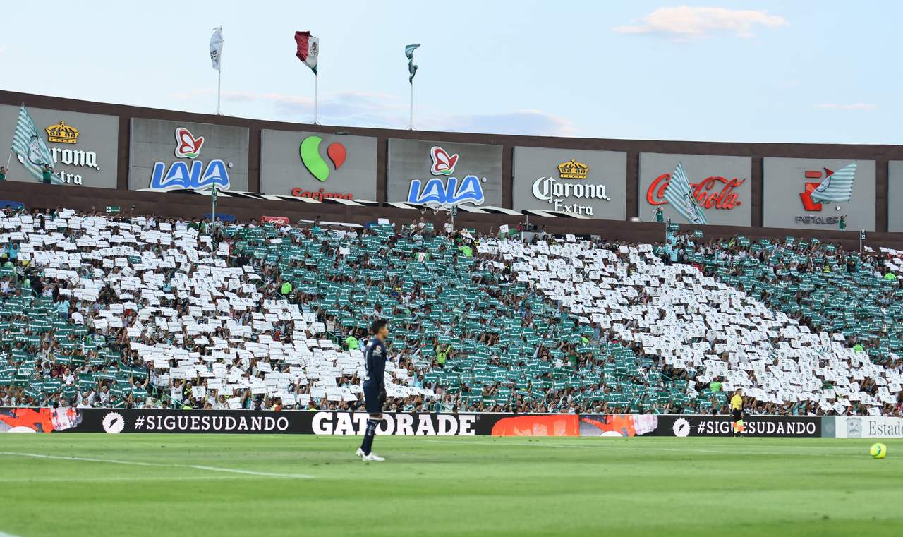 De nueva cuenta, los aficionados en el estadio participaron en el mosaico albiverde. (Jesús Galindo)
