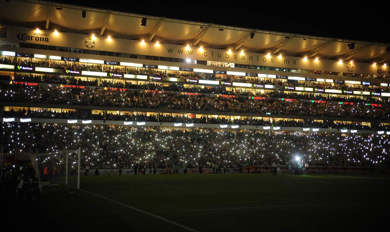 La luz del estadio se apagó por unos instantes y los aficionados aprovecharon para utilizar sus aparatos móviles.