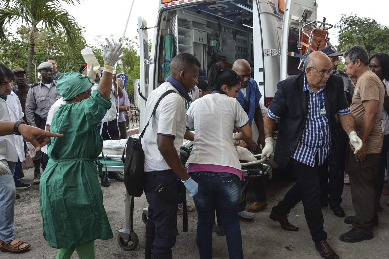 Las tres sobrevivientes, todas cubanas, eran atendidas en el Hospital Calixto García de la capital cubana en estado crítico debido a severos traumatismos craneales, fracturas y quemaduras. (AP)