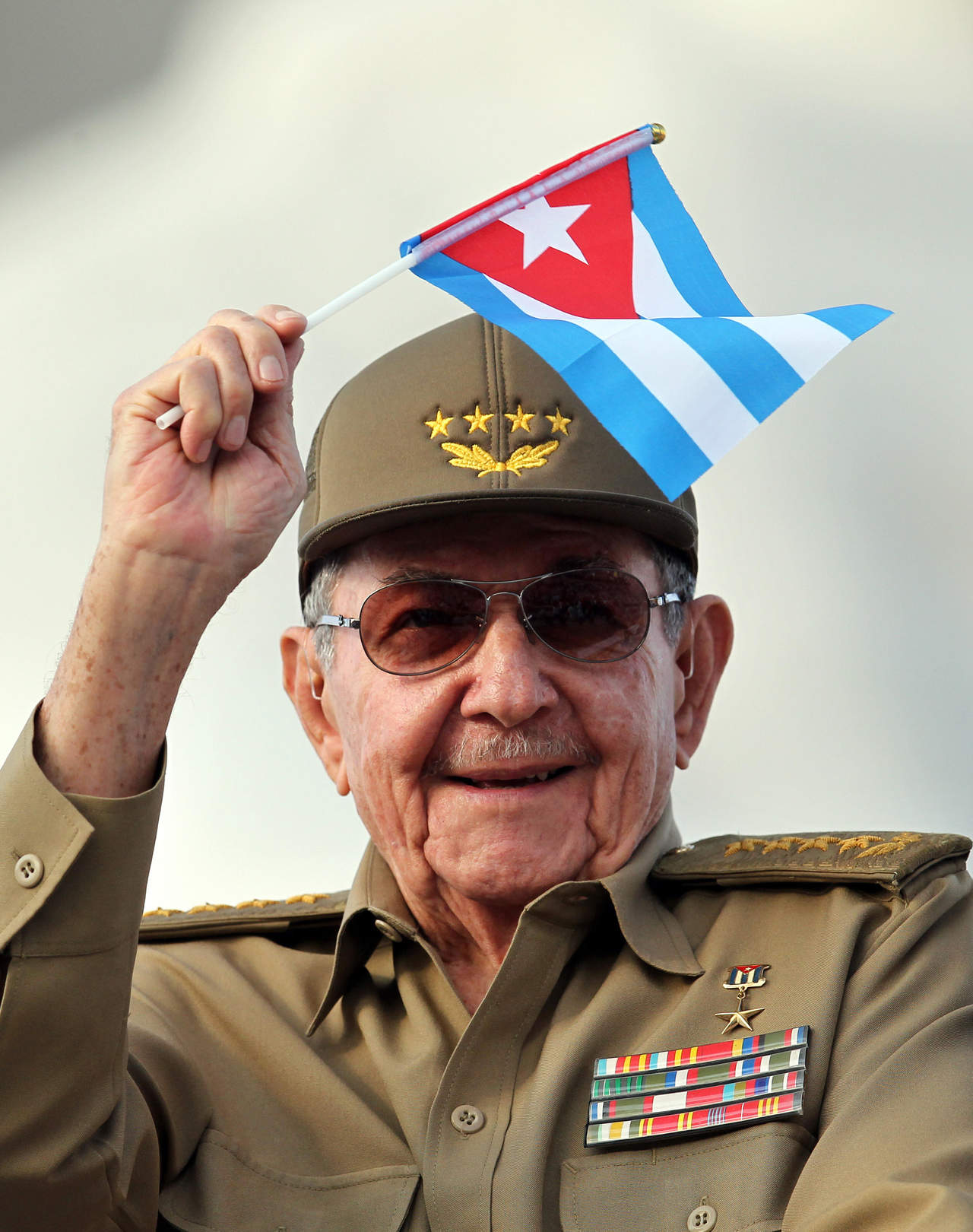 Castro, que traspasó la Presidencia a Miguel Díaz-Canel el pasado 19 de abril, se sometió a una intervención quirúrgica 'programada con anticipación para suprimir una hernia', según el breve reporte oficial. (ARCHIVO)
