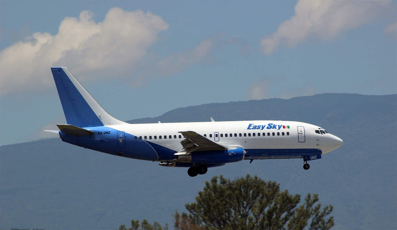 El Boeing 737 accidentado fue alquilado por la firma Cubana de Aviación a la compañía mexicana Global Air, que tras lo ocurrido informó que en la aeronave se transportaban 110 personas. (NOTIMEX)