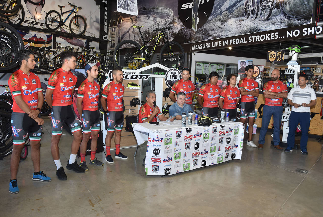 A la par del lanzamiento de la convocatoria para la carrera que se efectuará durante octubre, en Baja California, se presentó al equipo de ciclistas laguneros de élite 'Otto Jácome Cycling Team'. (Jesús Galindo López)