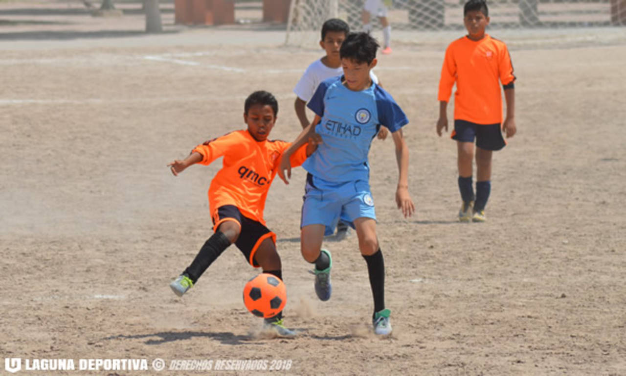 Niños y jóvenes futbolistas disputan cada fin de semana los partidos de este tradicional circuito. (Especial)