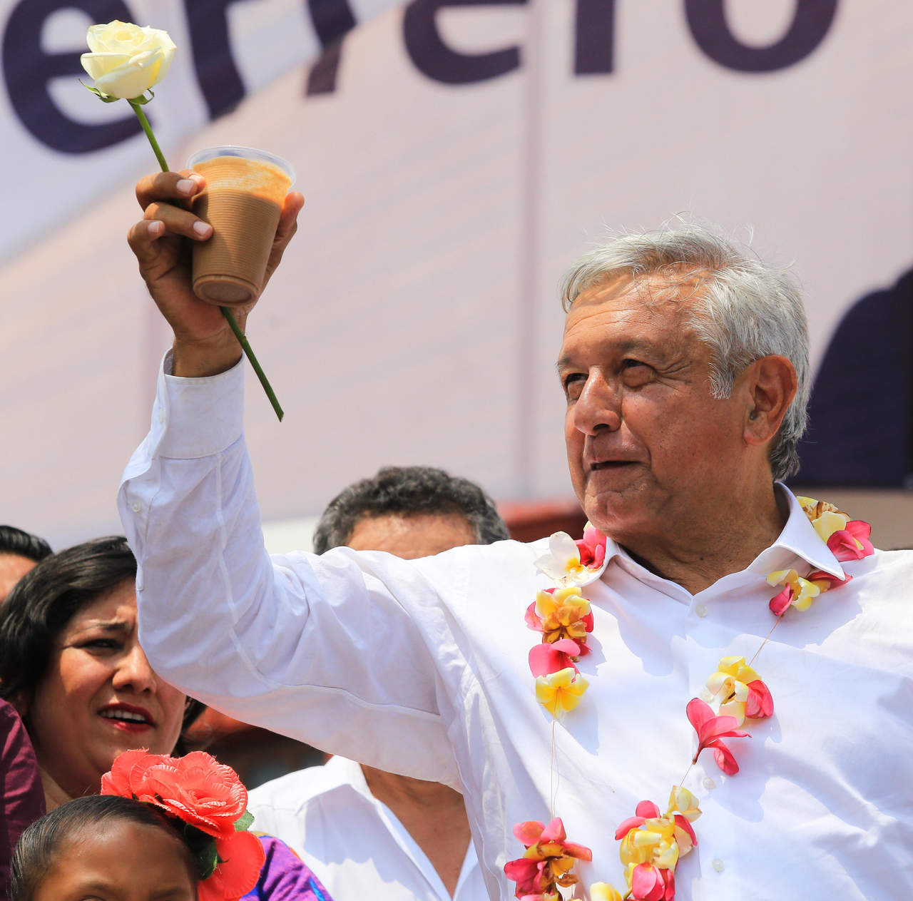 Durante las últimas horas, algunos medios locales y cuentas en redes sociales habían cuestionado que López Obrador, de 64 años, se encontrara en un estado de salud óptimo para asumir el puesto por el que contiende durante los seis años que dura el mandato.