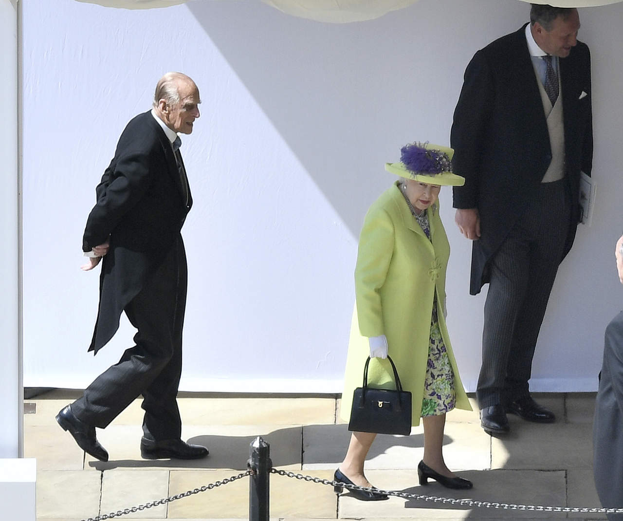 La Reina Isabel II llegó a este grandioso evento enfundada en un atuendo y un saco estructurado en tonalidad verde lima que la hizo verse totalmente en tendencia. (AP) 