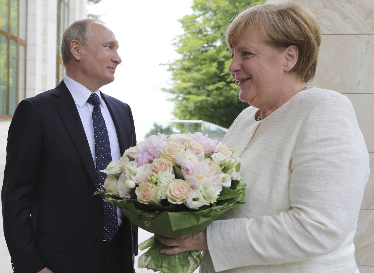 Detalle. Putin (Izq.) obsequió a Merkel con un gran ramo de flores blancas, mostró así un raro acercamiento entre los líderes.