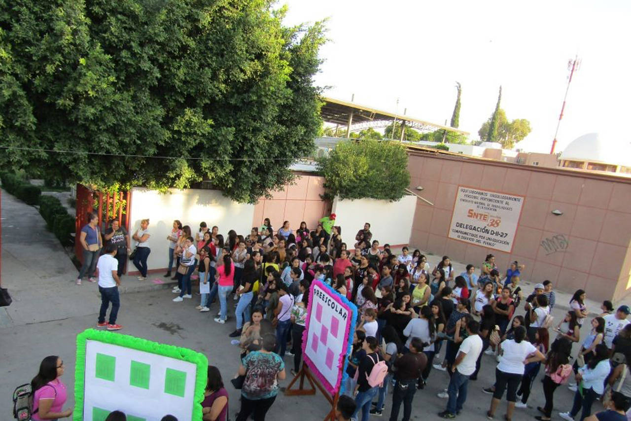 Cita. Aspirantes llegaron desde las 8 de la mañana.