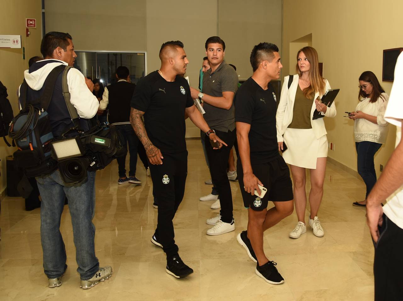 Jugadores del Santos Laguna a su llegada al hotel de concentración. Entre clima fresco y máxima seguridad