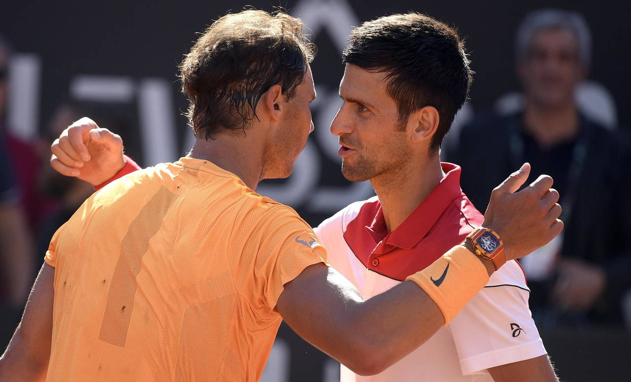 Rafael Nadal (i) se impuso en un apretado duelo 7-6, 6-3 a Novak Djokovic para avanzar a la final. (EFE)