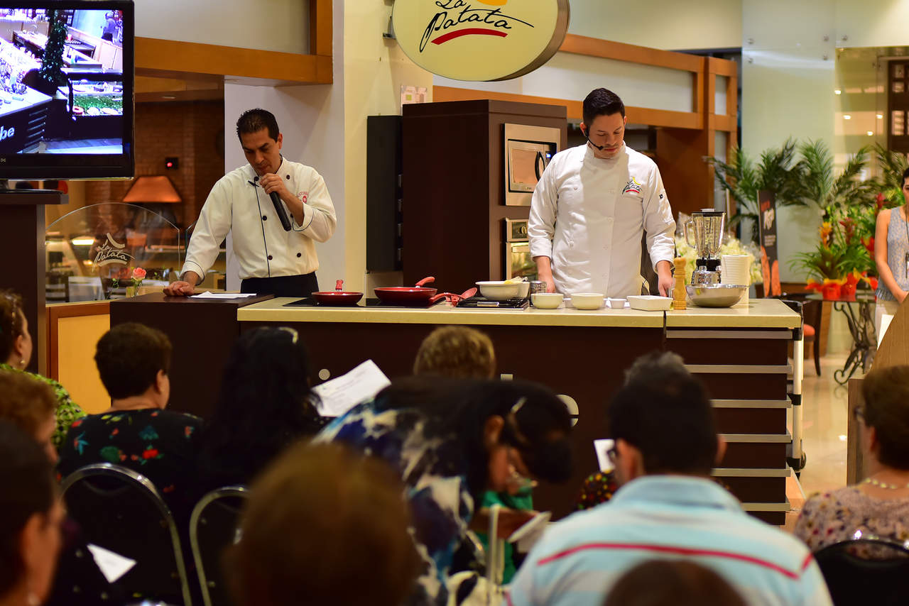 Los chefs compartieron útiles consejos con las asistentes.
