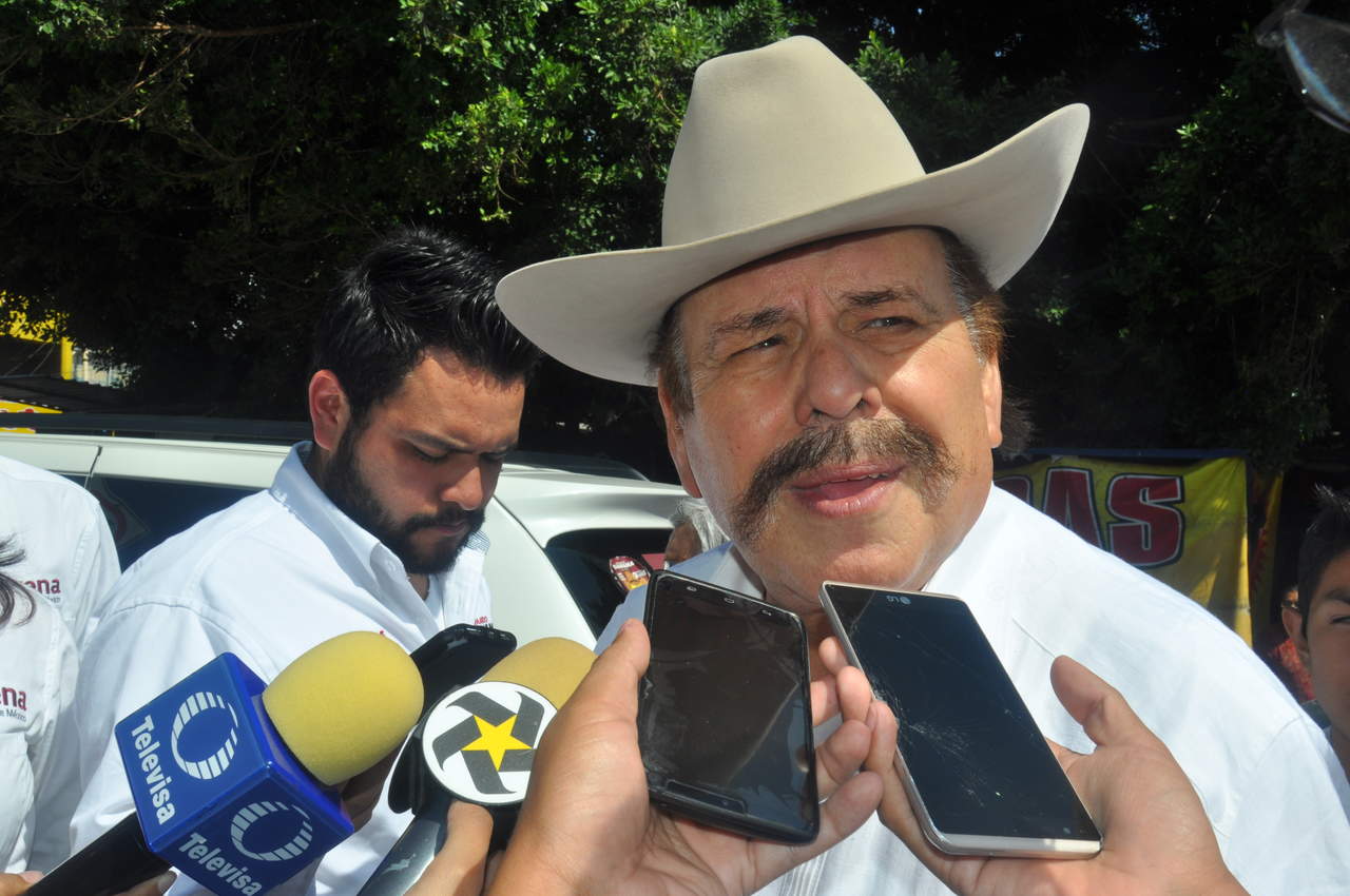 En su reunión celebrada este domingo en Torreón, estuvo acompañado por el candidato a la alcaldía, Ignacio Corona, quien dijo tiene grandes posibilidades de ganar en la próxima Jornada Electoral del 1 de julio.

