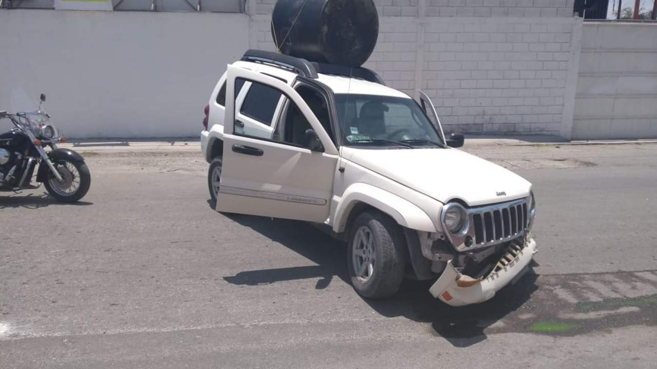 Los hechos se registraron alrededor de las 14:00 horas, cuando hasta el sistema de emergencias 911 arribó el reporte de un percance vial en el Periférico de Torreón, justo a unos metros del entronque con la carretera a La Unión. (ESPECIAL)
