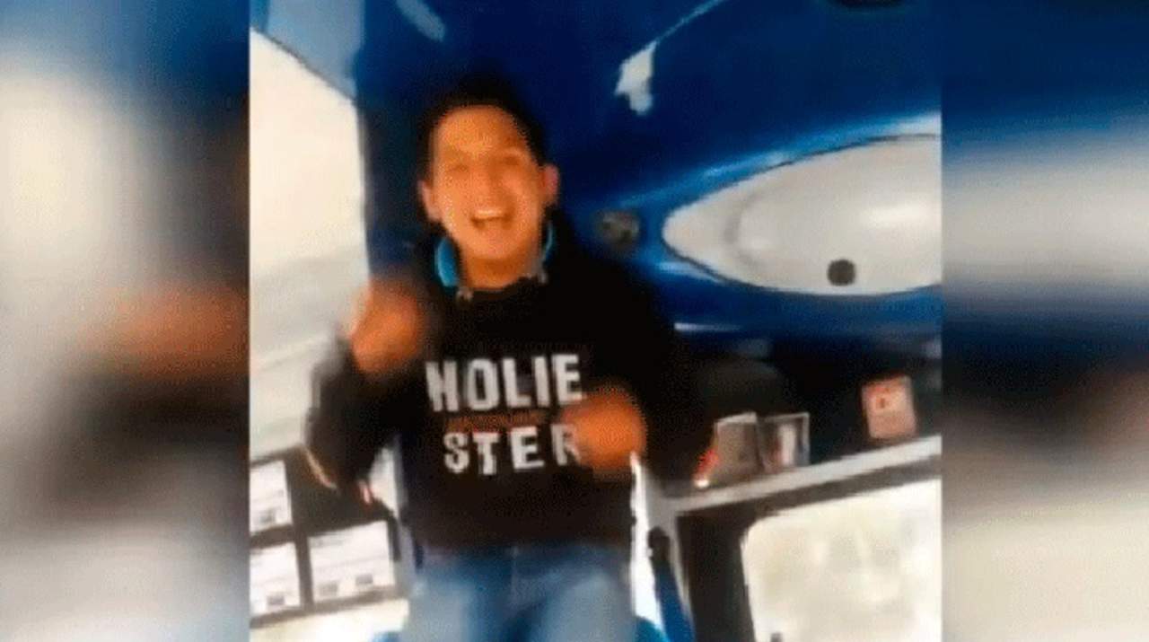 VIDEO: Chofer baila mientras 'conduce' y se vuelve viral